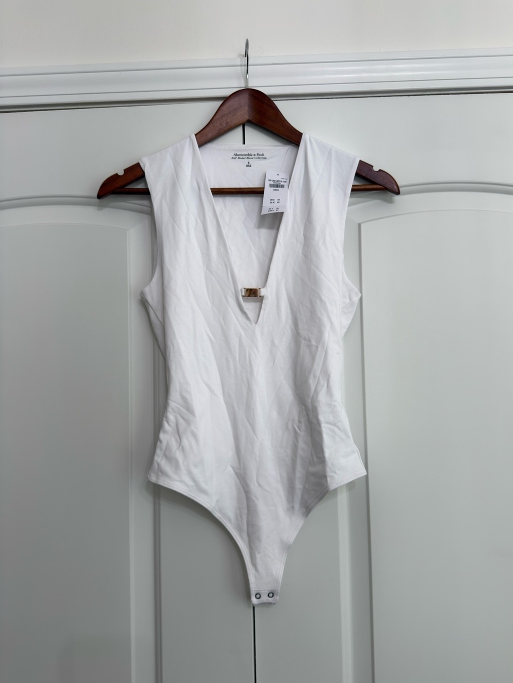 Abercrombie & Fitch White V-Neck Sleeveless Snap Bodysuit